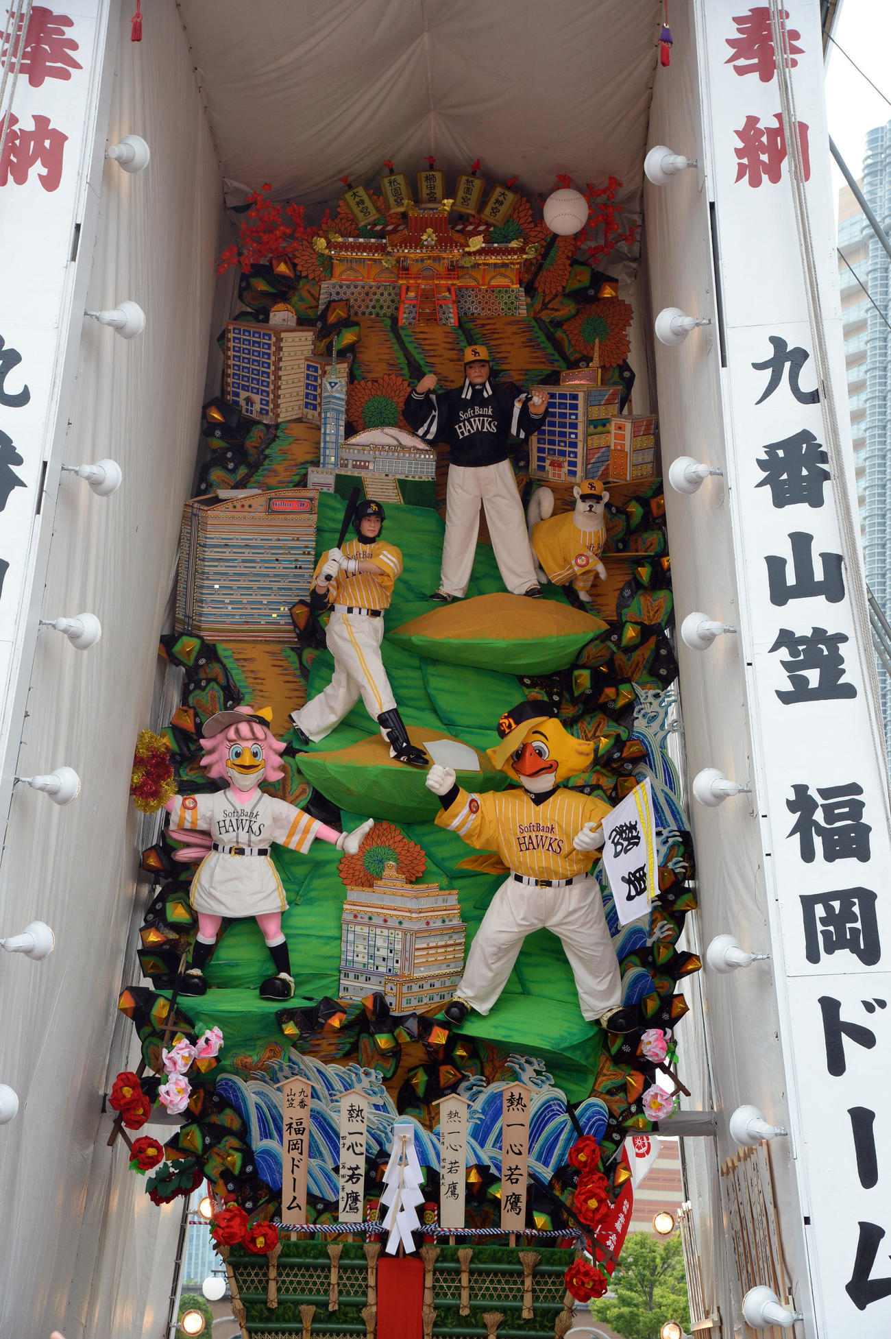 15年7月、福岡ヤフオクドーム前に飾られた九番山笠