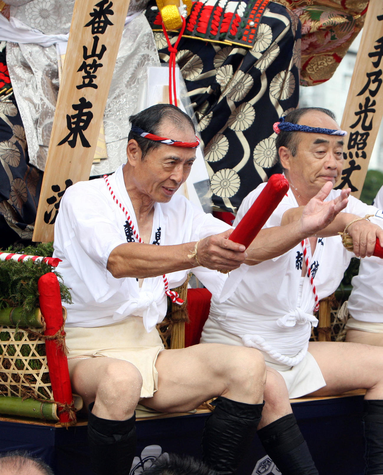 山笠の集団山見せにて一番山笠の台上がりを務める王貞治会長（2009年7月13日）