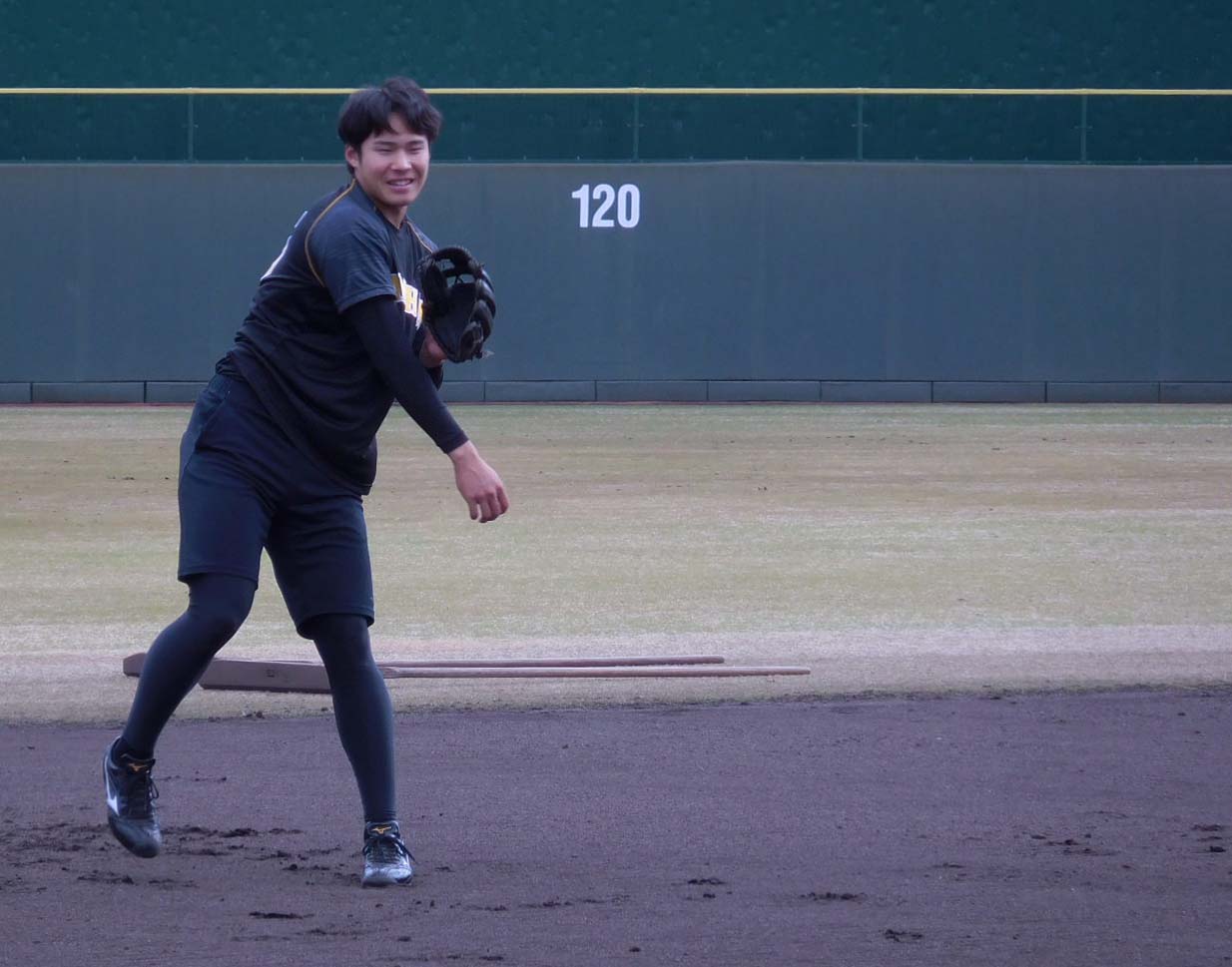 鳴尾浜球場で自主トレをする遠藤成（球団提供）