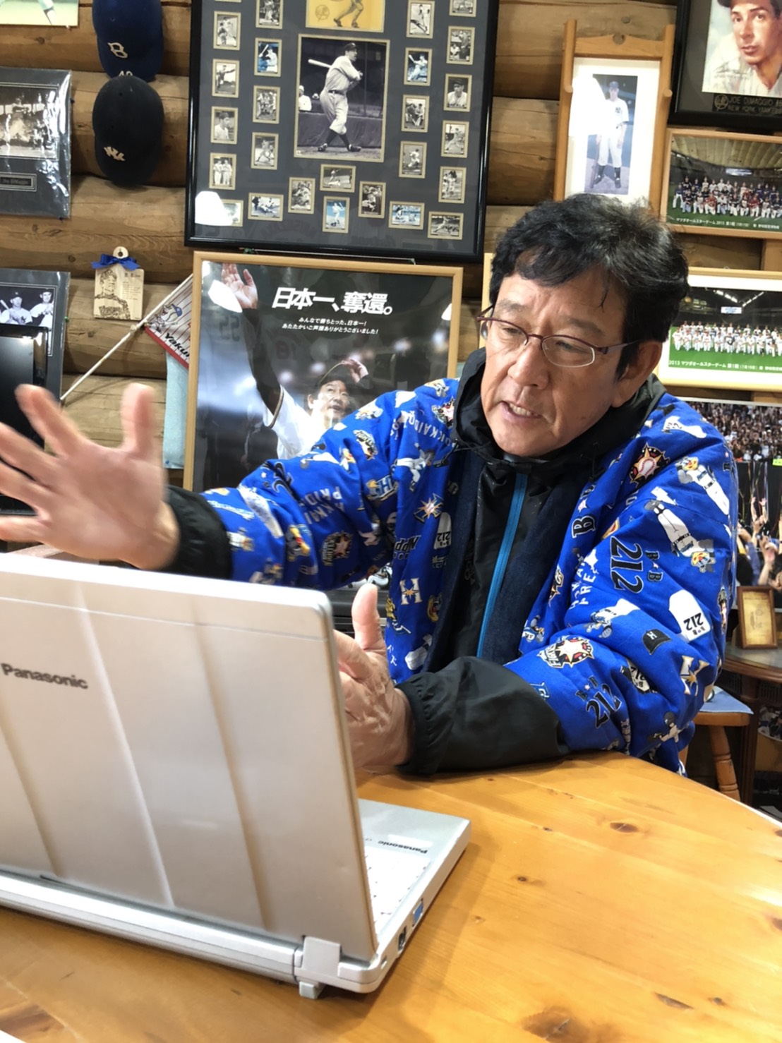 生活拠点を置く北海道・栗山町の「栗の樹ファーム」でオンライン取材を受ける日本ハム栗山監督（球団提供）