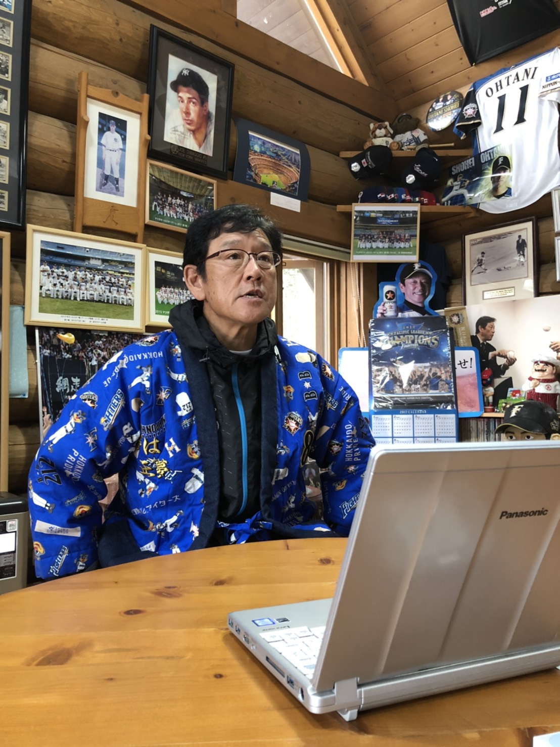 生活拠点を置く北海道・栗山町の「栗の樹ファーム」でオンライン取材を受ける日本ハム栗山監督（球団提供）