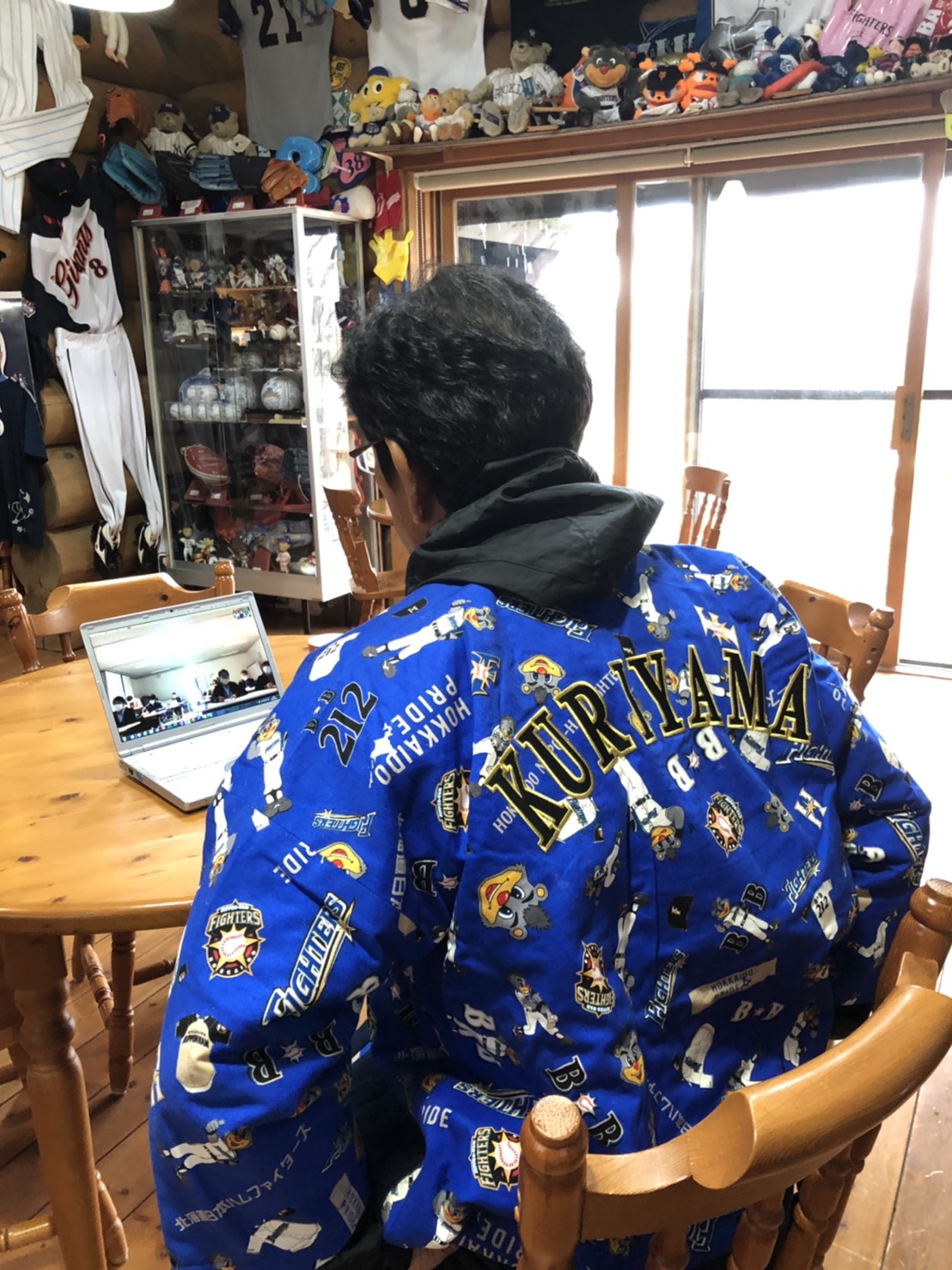 生活拠点を置く北海道・栗山町の「栗の樹ファーム」で知り合いからもらったお手製はんてんを着てオンライン取材を受ける日本ハム栗山監督（球団提供）