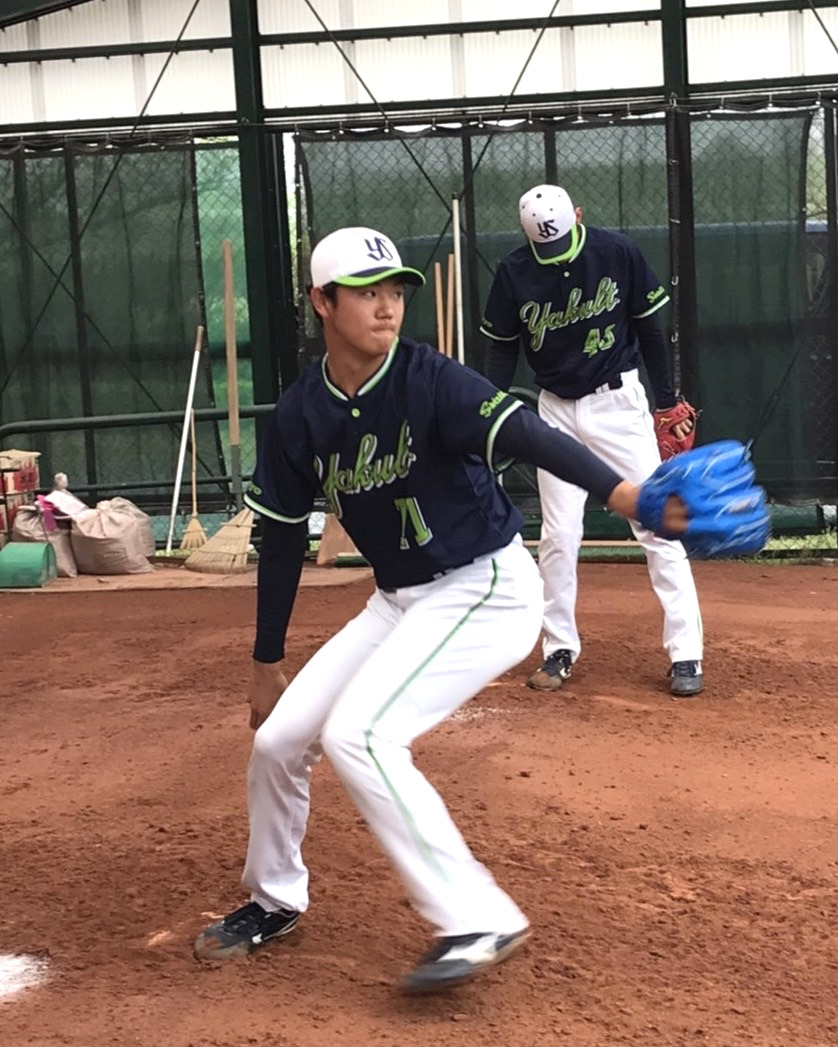 ブルペンで力投するヤクルト奥川（球団提供）