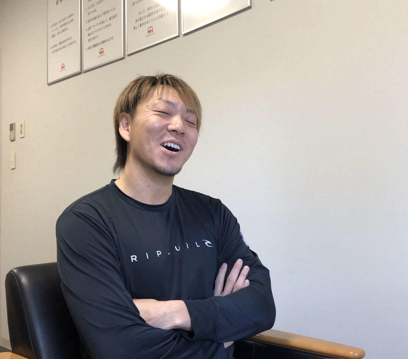 札幌市内にある合宿所でオンライン取材を受ける日本ハム宮西（球団提供）