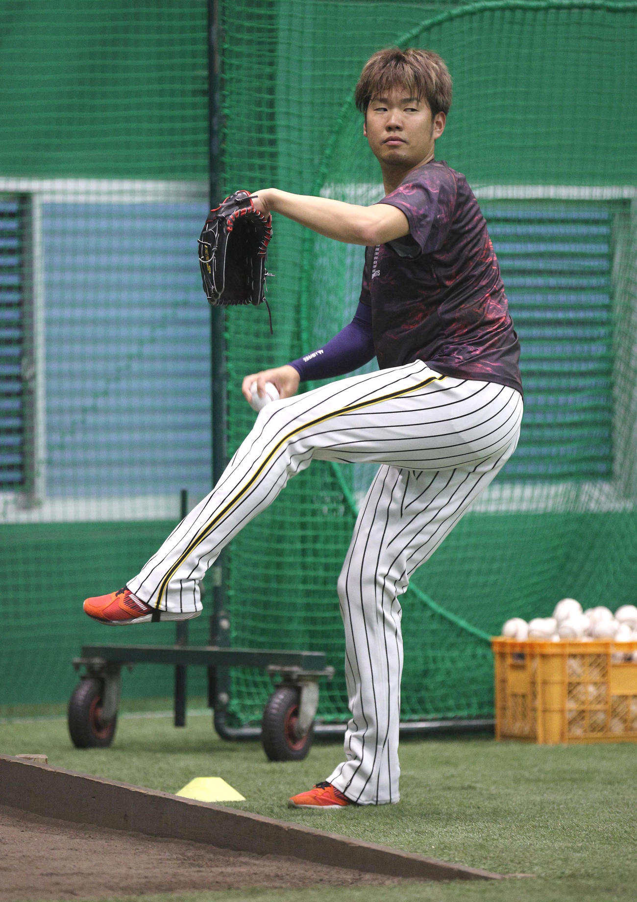 室内練習場で自主トレする西勇輝（球団提供）