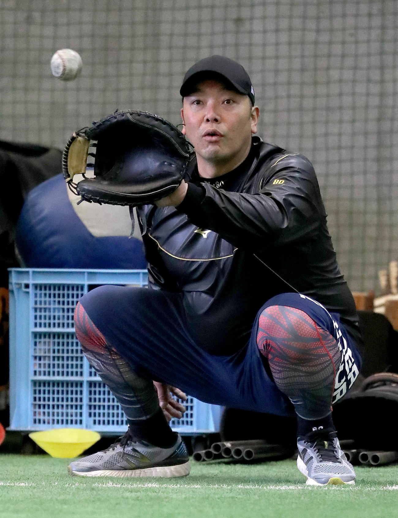 巨人の個人調整練習で球を受ける阿部2軍監督（提供：読売巨人軍）