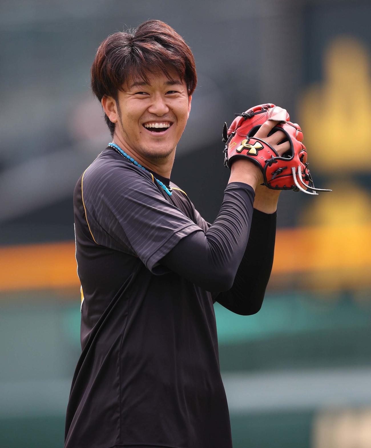 甲子園球場で自主トレする阪神岩貞（球団提供）