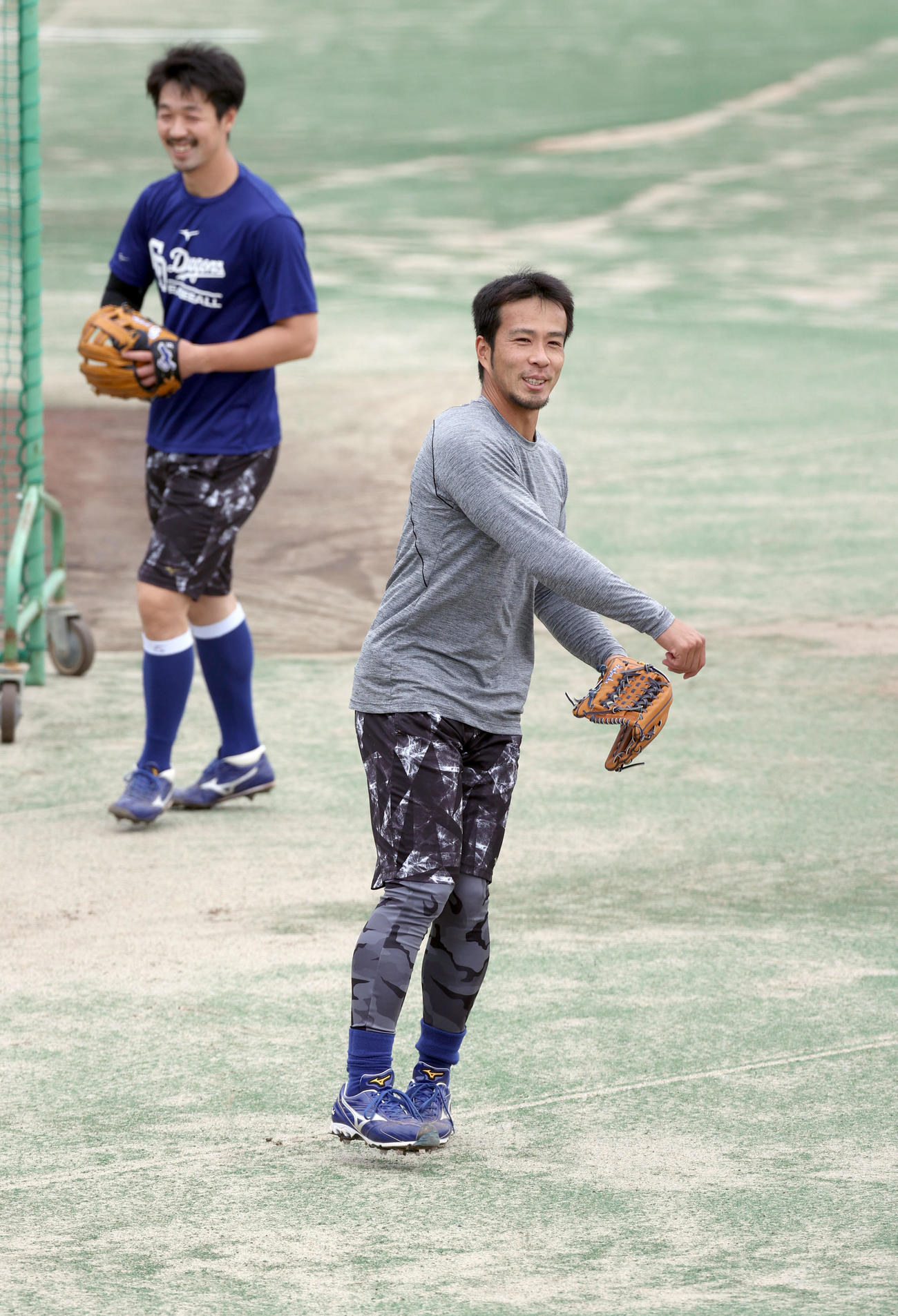 ノックを受ける福田永将（手前）と阿部寿樹（奥）