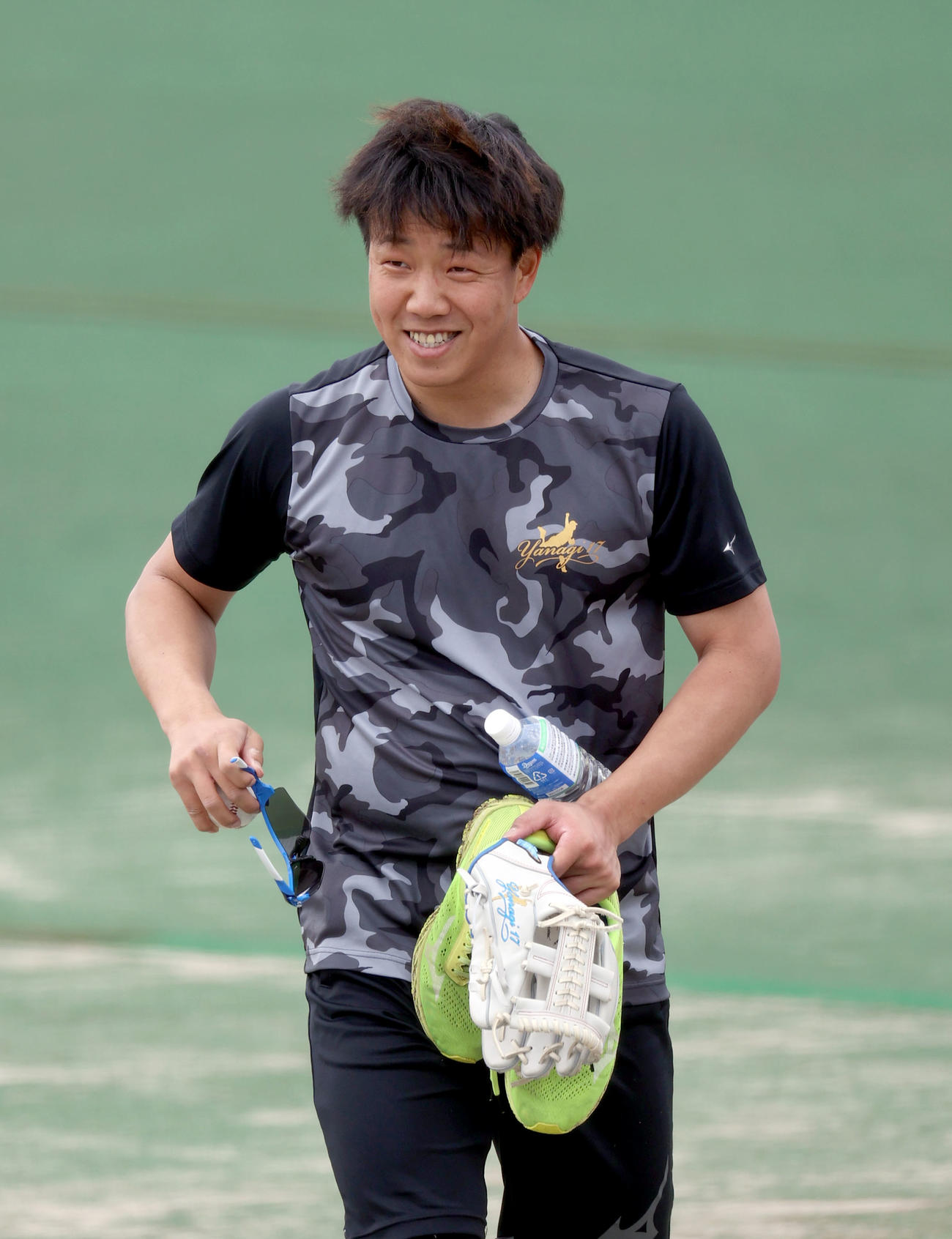 キャッチボールを終え移動する柳裕也
