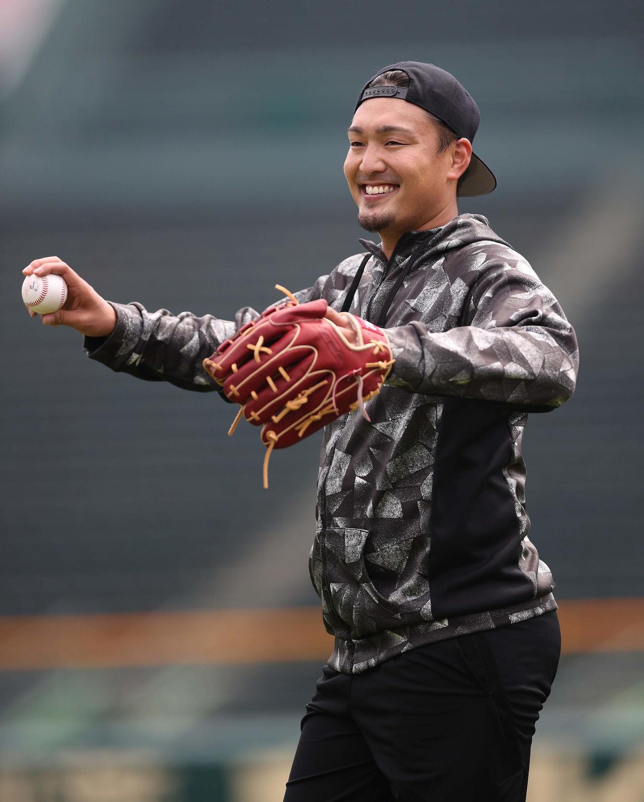 甲子園球場で自主トレする阪神・秋山拓巳（球団提供）
