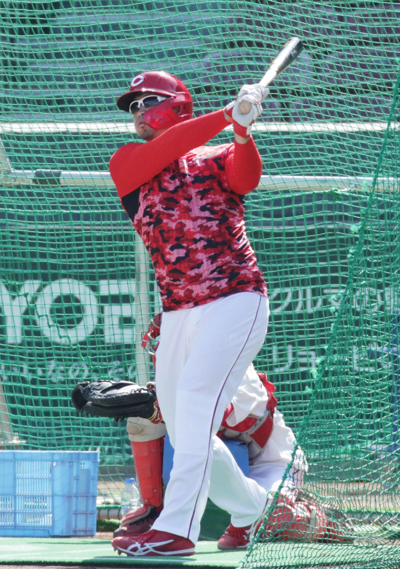 打撃練習する広島鈴木誠（撮影・加藤孝規）