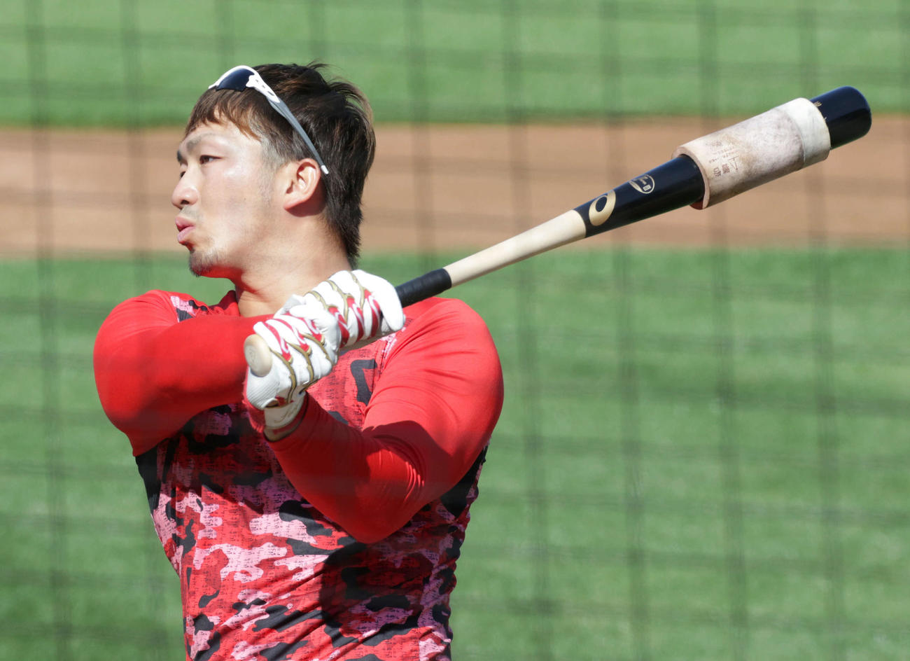 ティー打撃する広島鈴木誠（撮影・加藤孝規）