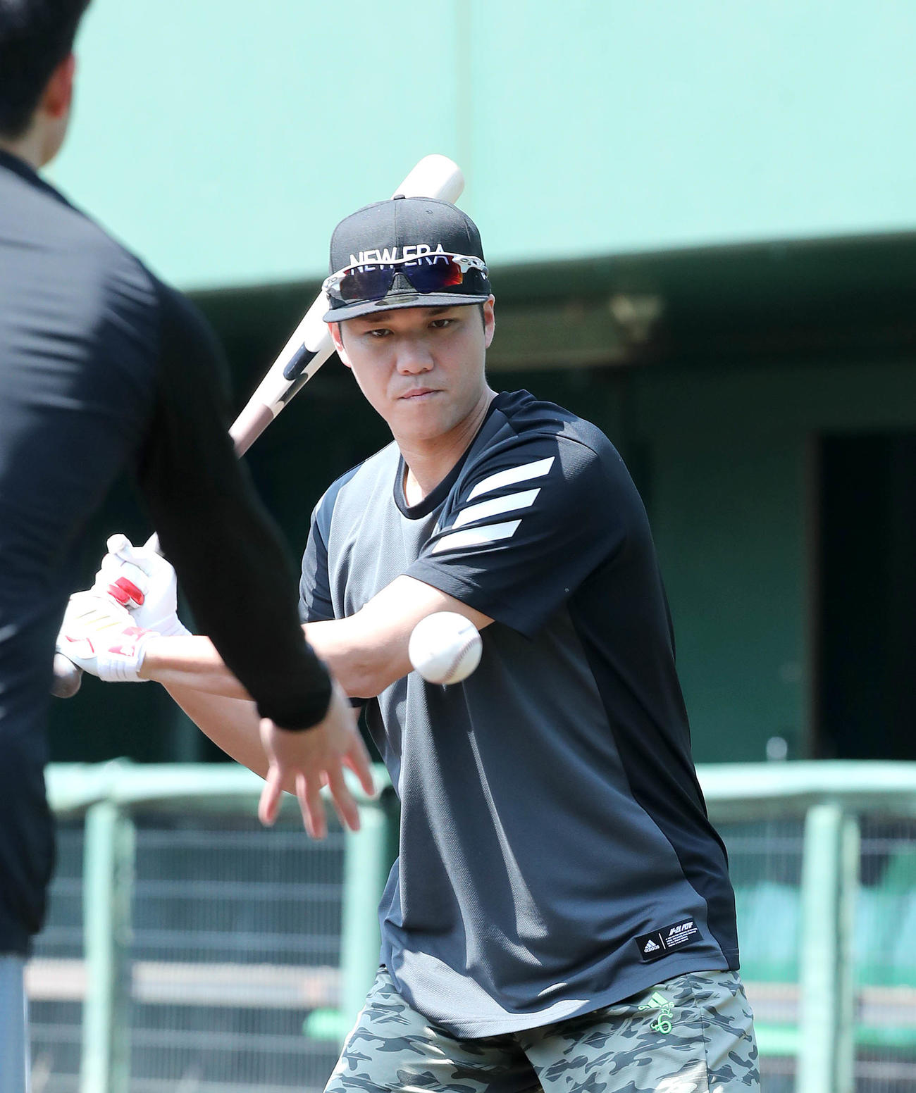 ティー打撃を行う巨人坂本