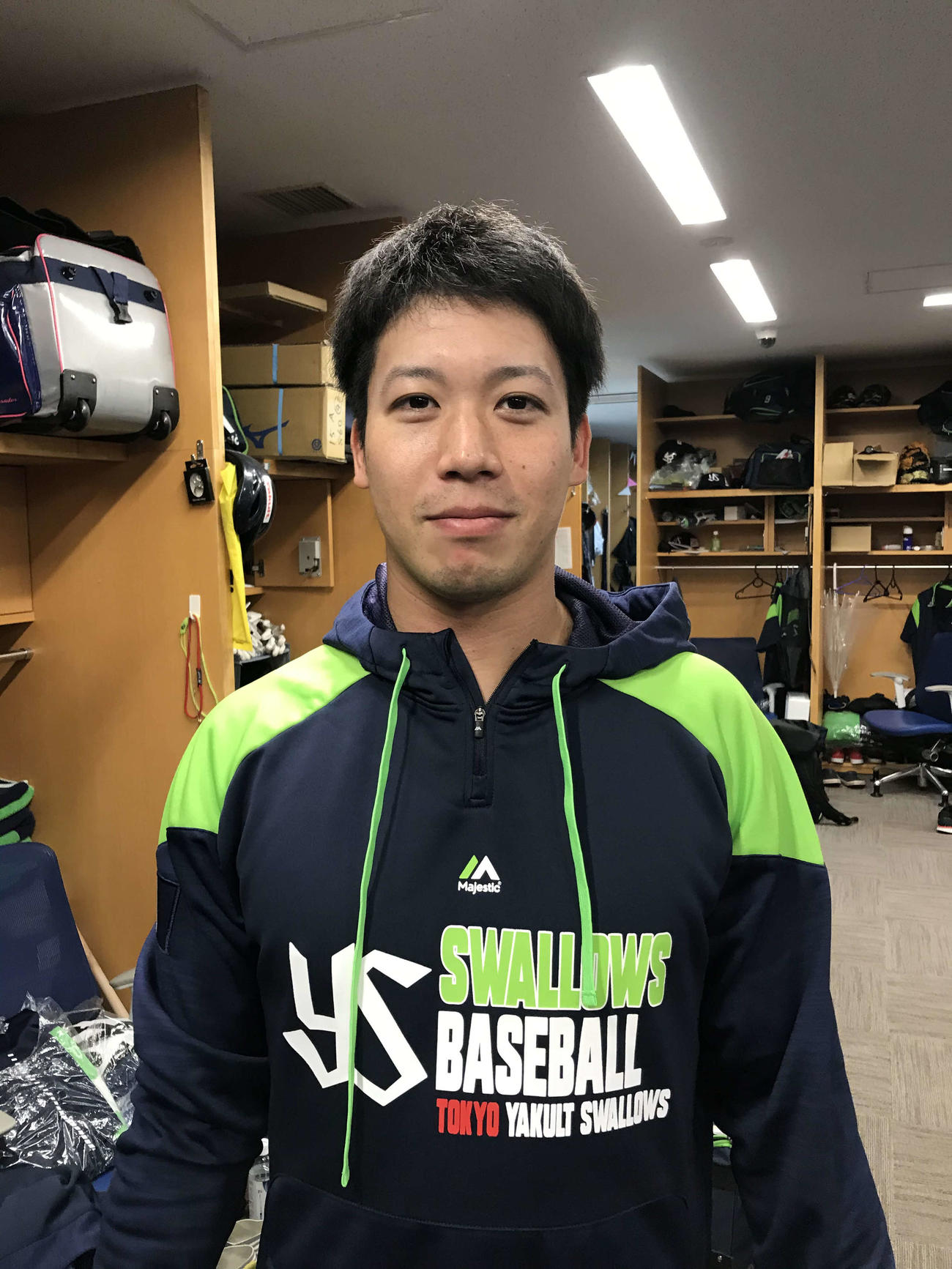 神宮球場のロッカールームで写真撮影に応じるヤクルト山田