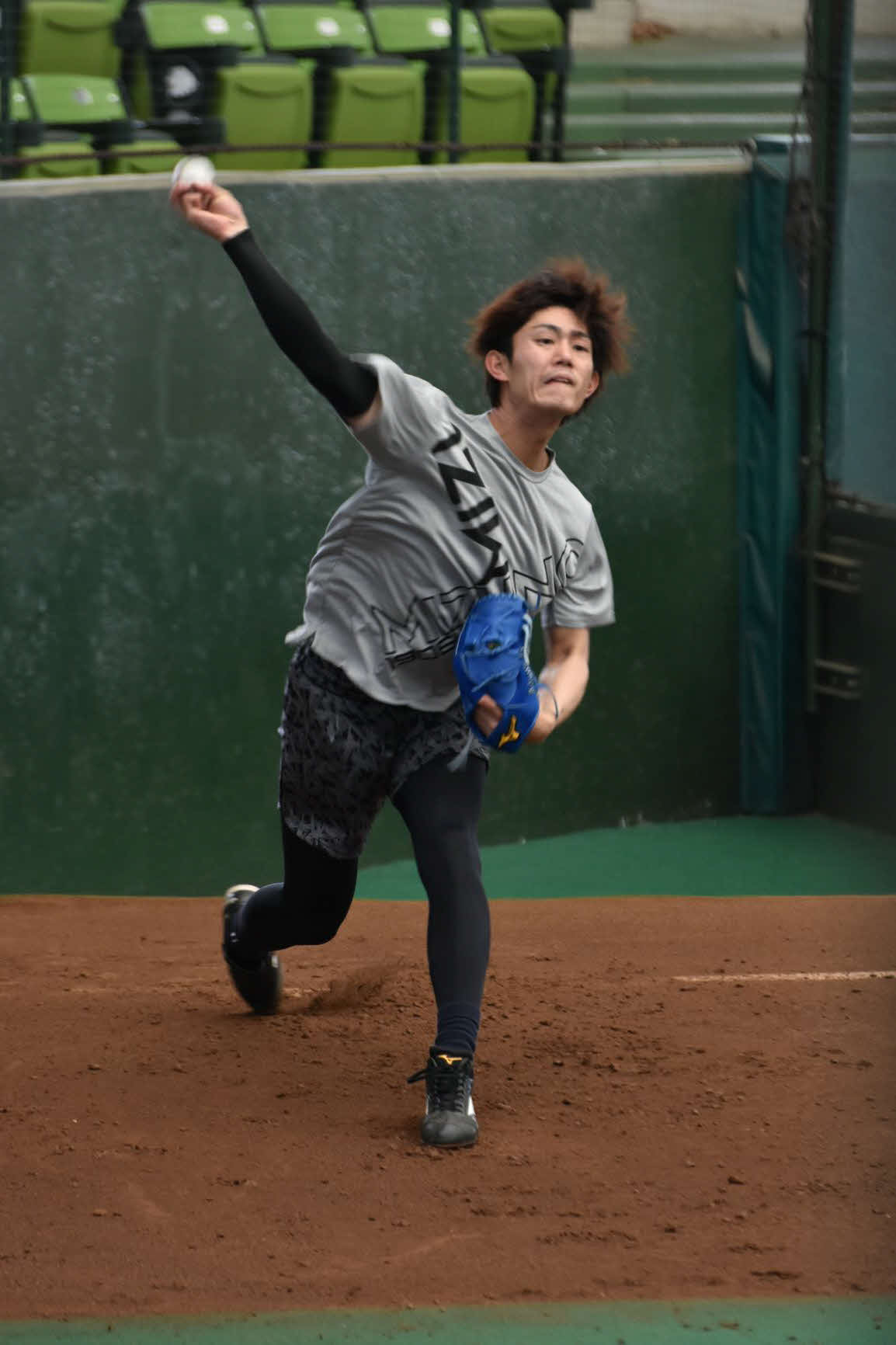 ブルペン投球をする西武今井（球団提供）