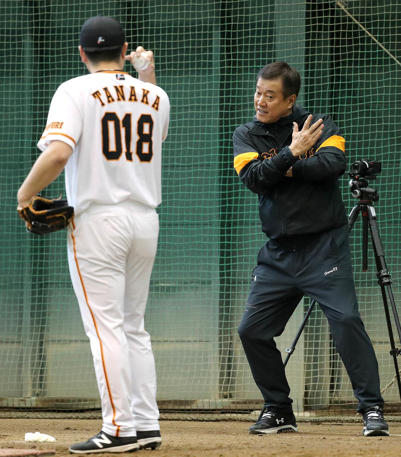 巨人田中豊（手前）を指導する原監督
