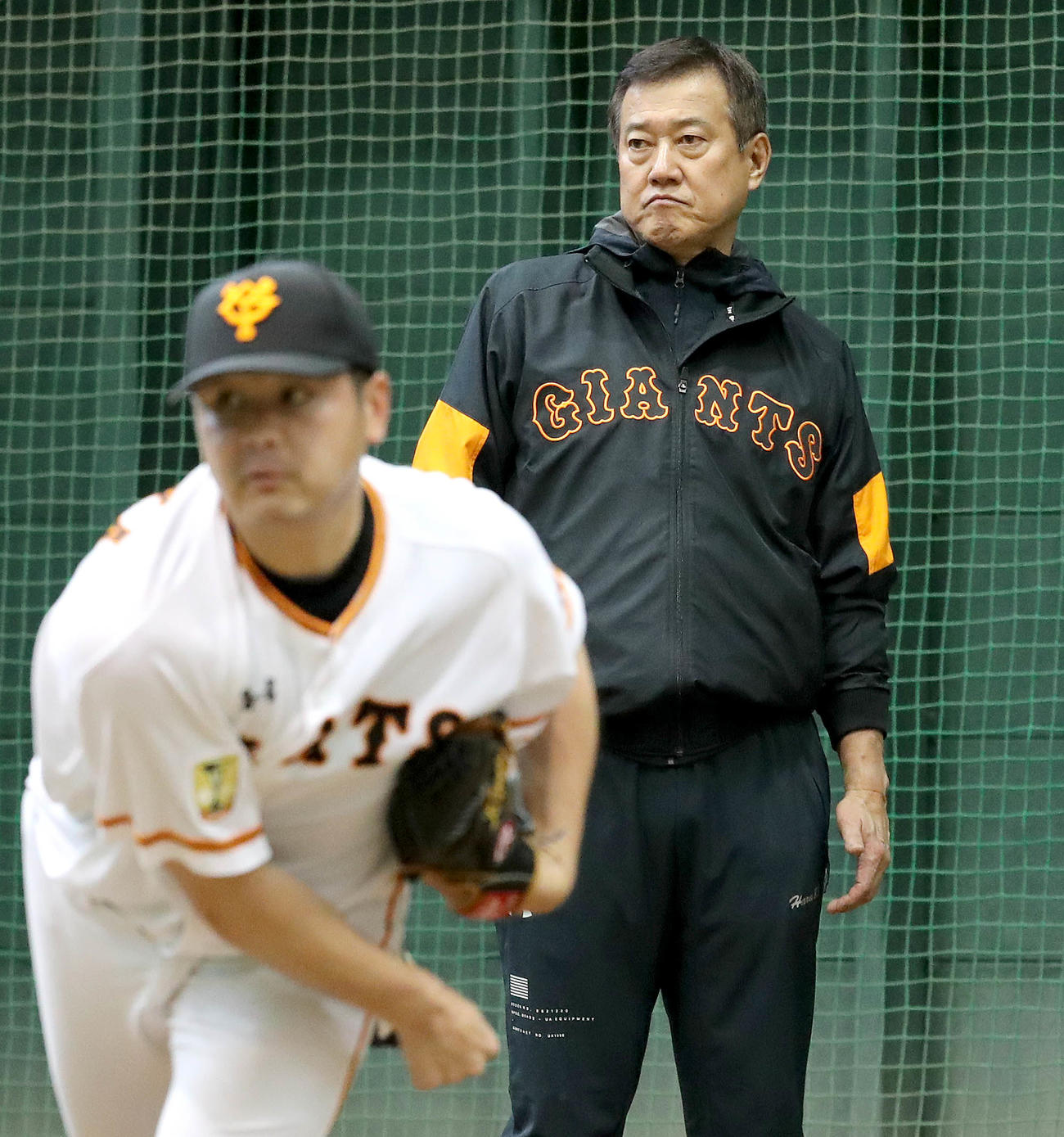 巨人田中豊（手前）の投球を見つめる原監督