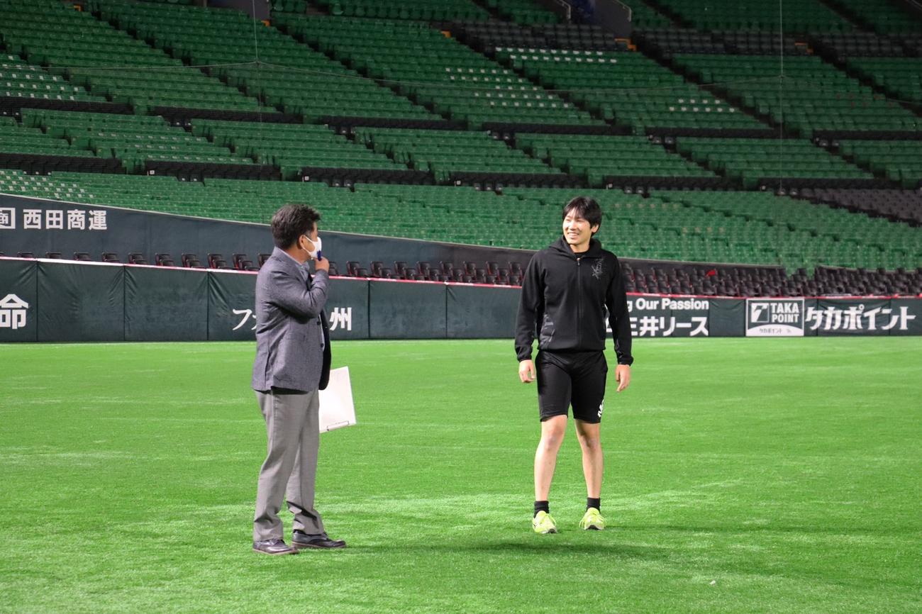 工藤監督（左）と話す石川（球団提供）