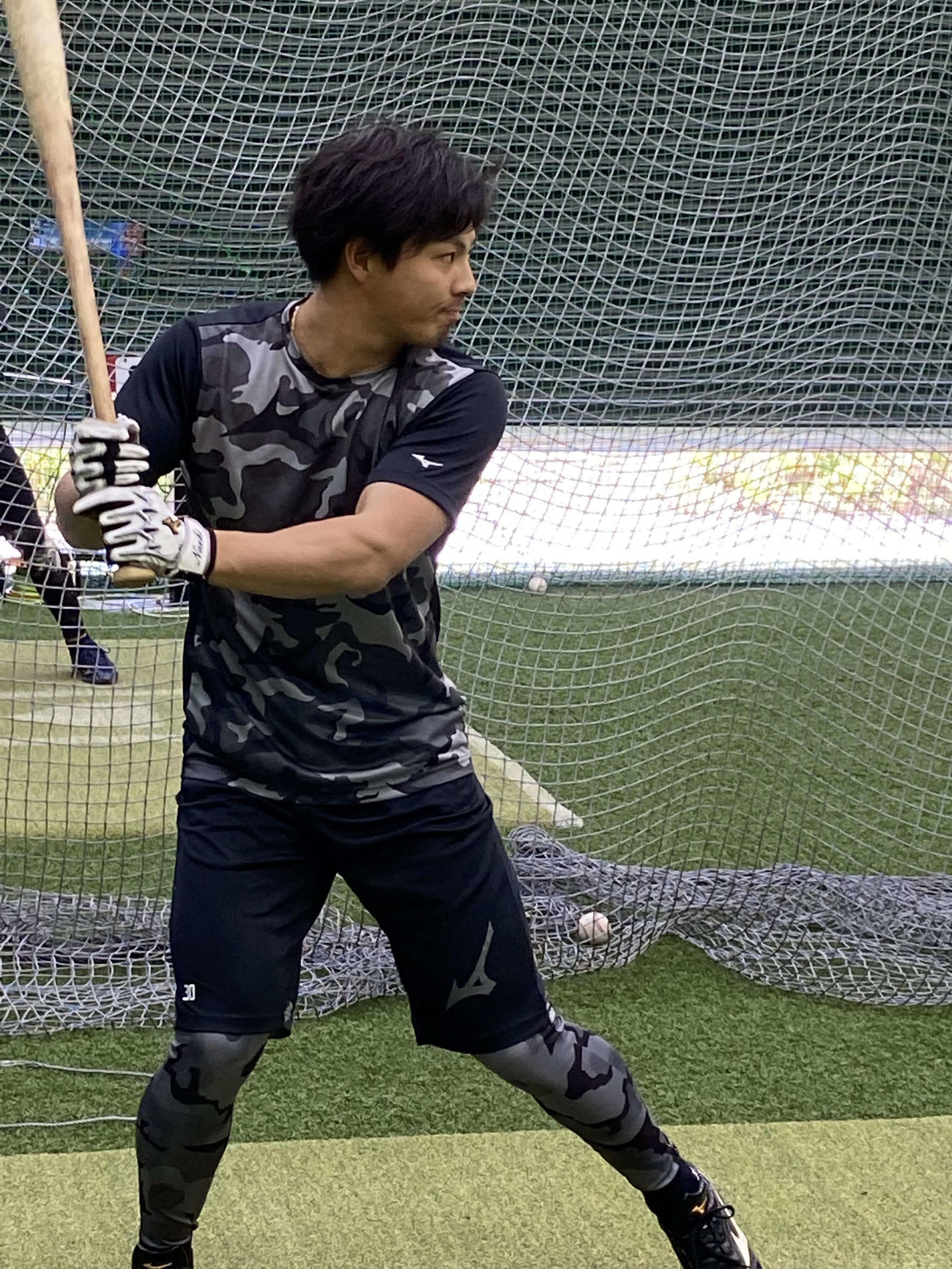 打撃練習を行うドラフト1位の佐藤直樹（球団提供）