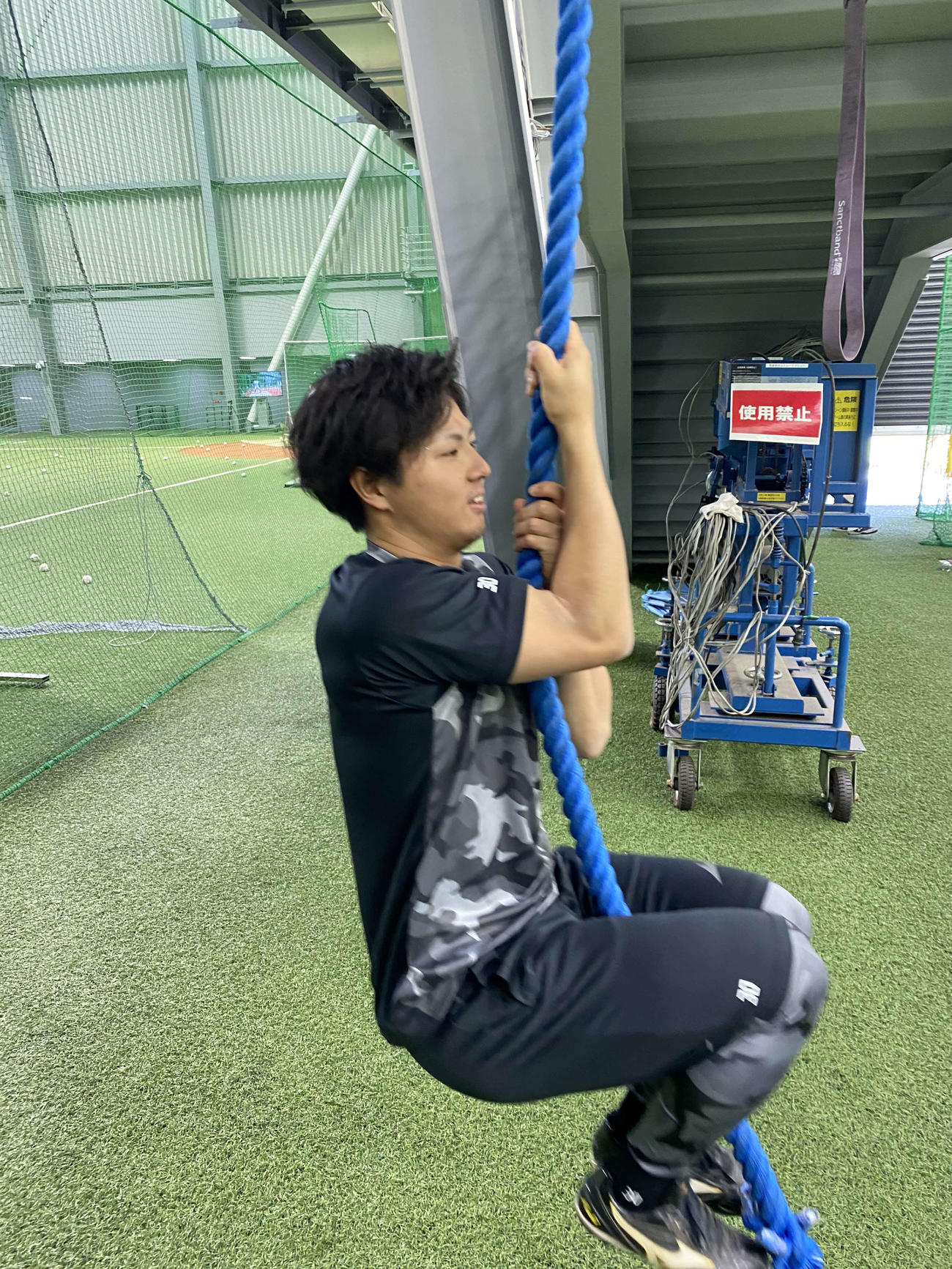 室内練習場で自主トレを行う佐藤（球団提供）