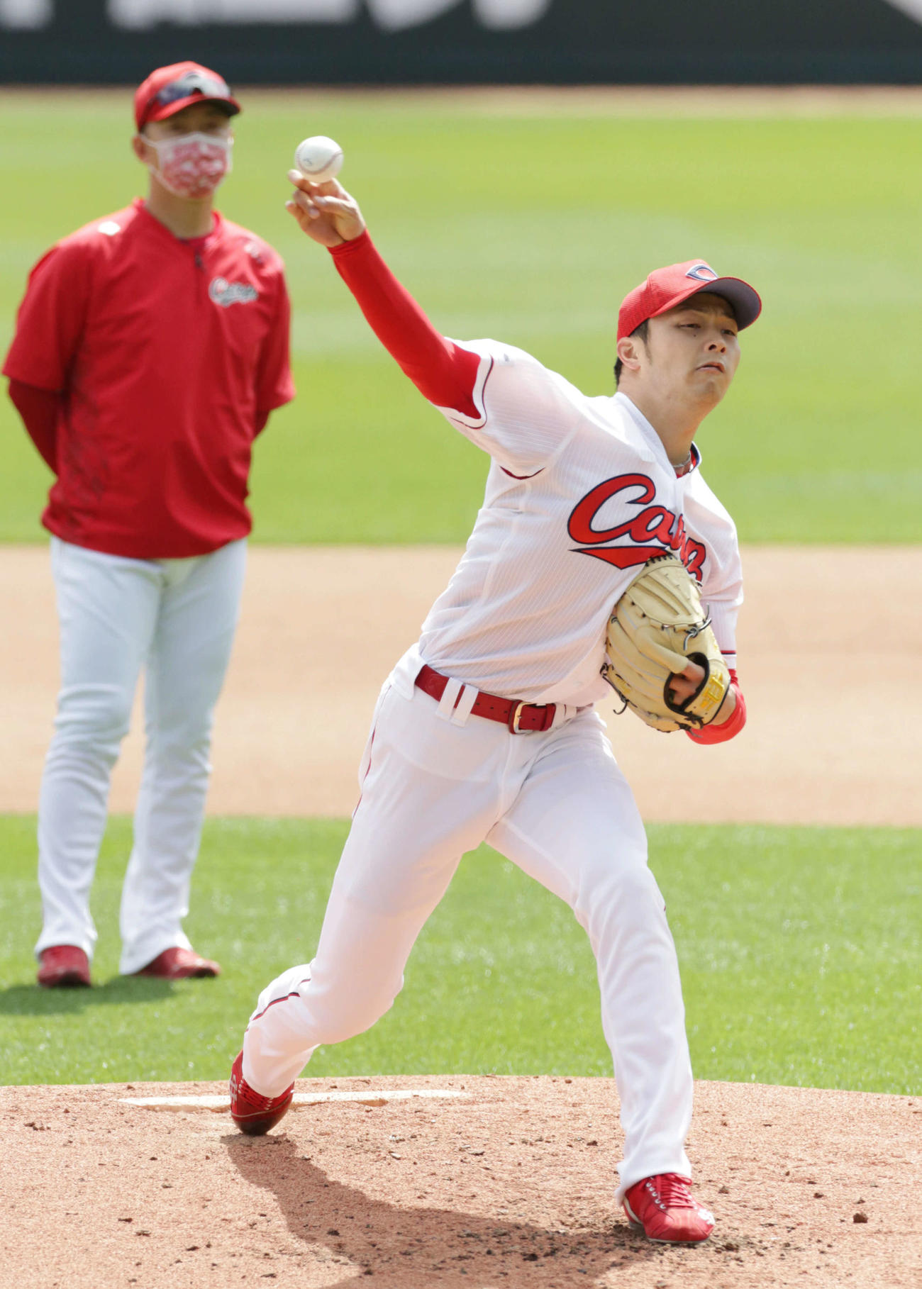 マウンドで投げ込む広島薮田。後方は横山投手コーチ（撮影・加藤孝規）