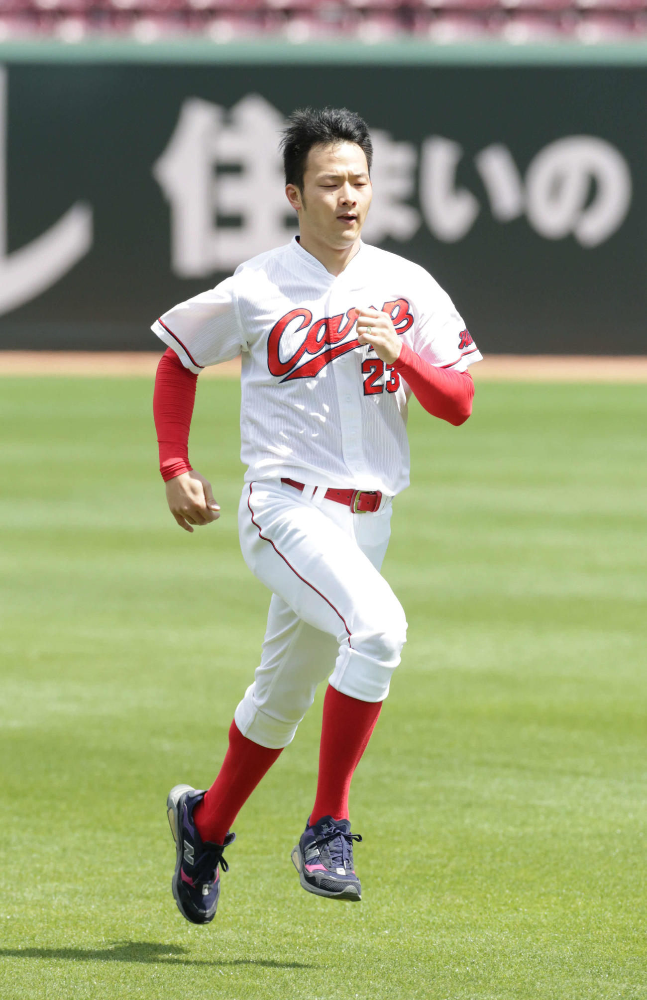 マウンドで投げ込んだあと、外野で走り込む広島薮田（撮影・加藤孝規）