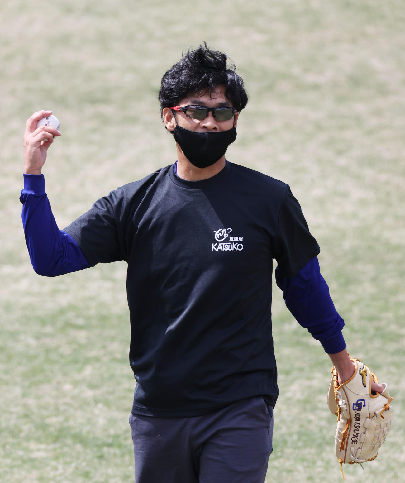 宮城県気仙沼市のとんかつ店のTシャツを着てキャッチボールをする山井大介