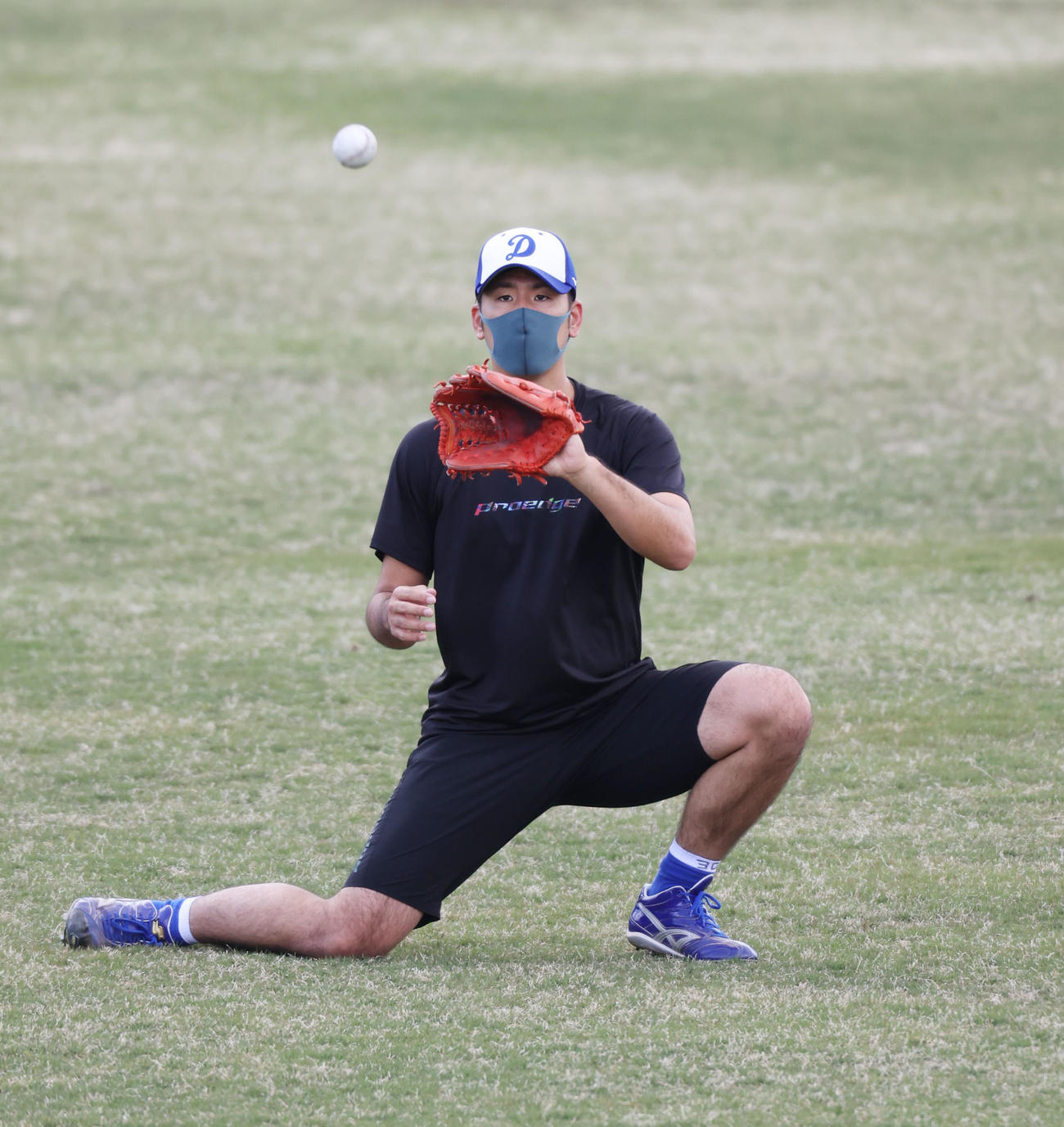 半袖Tシャツ姿でキャッチボールをする阿知羅