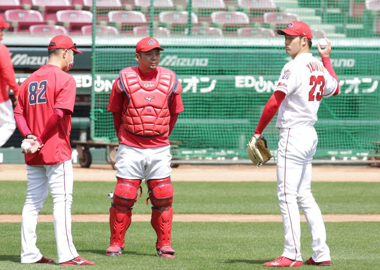マウンドで投げ込んだ広島薮田（右）。左は横山投手コーチ（撮影・加藤孝規）
