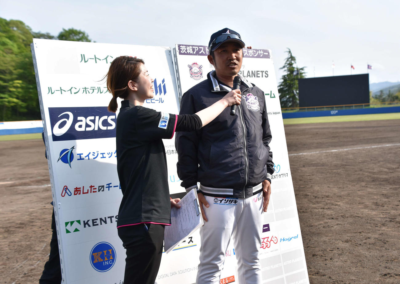インタビューを受ける、昨季就任1年目だった茨城・坂監督（茨城アストロプラネッツ提供）