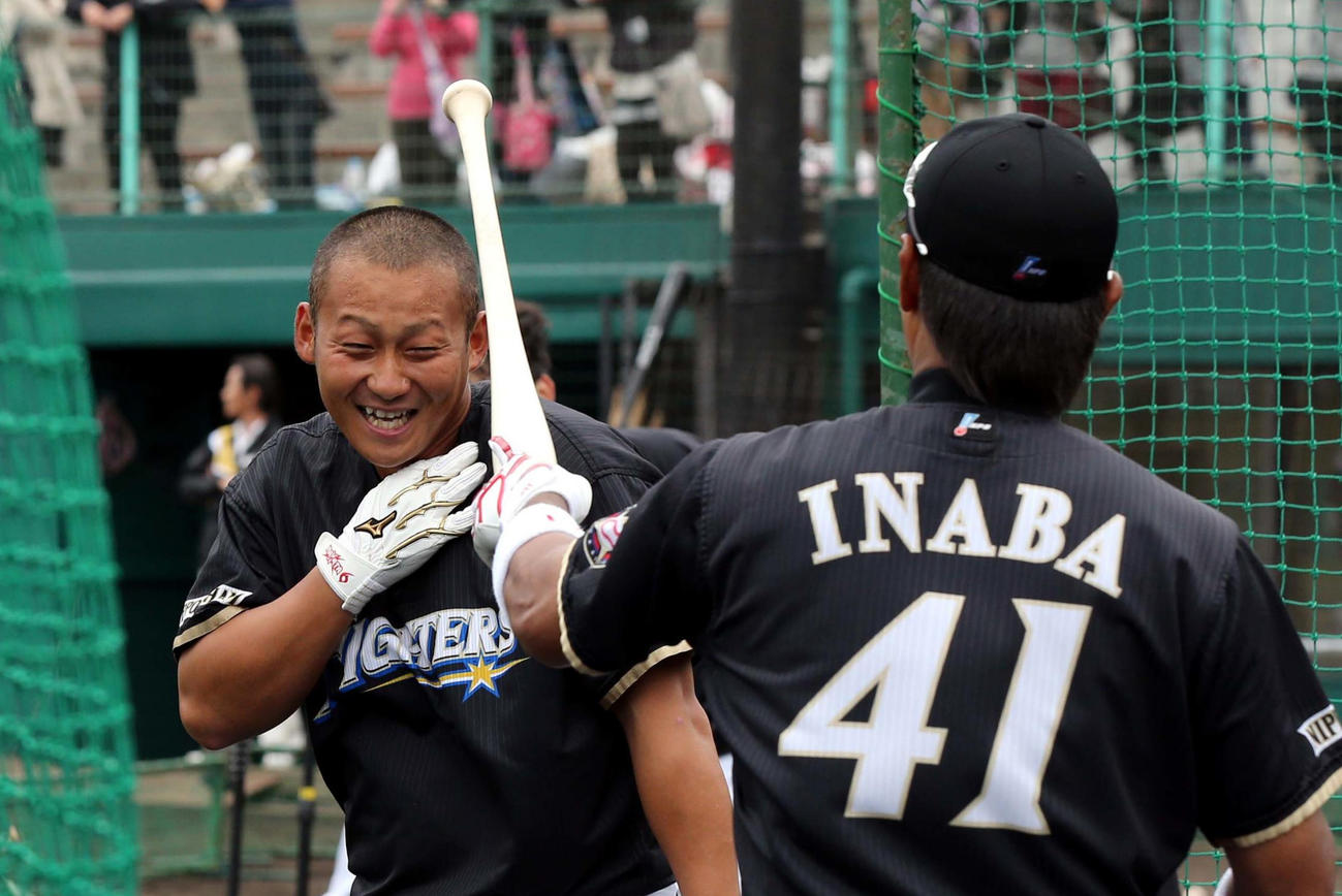 13年2月12日　キャンプ中、ティー打撃でふざけ、稲葉に頭をたたかれる日本ハム中田