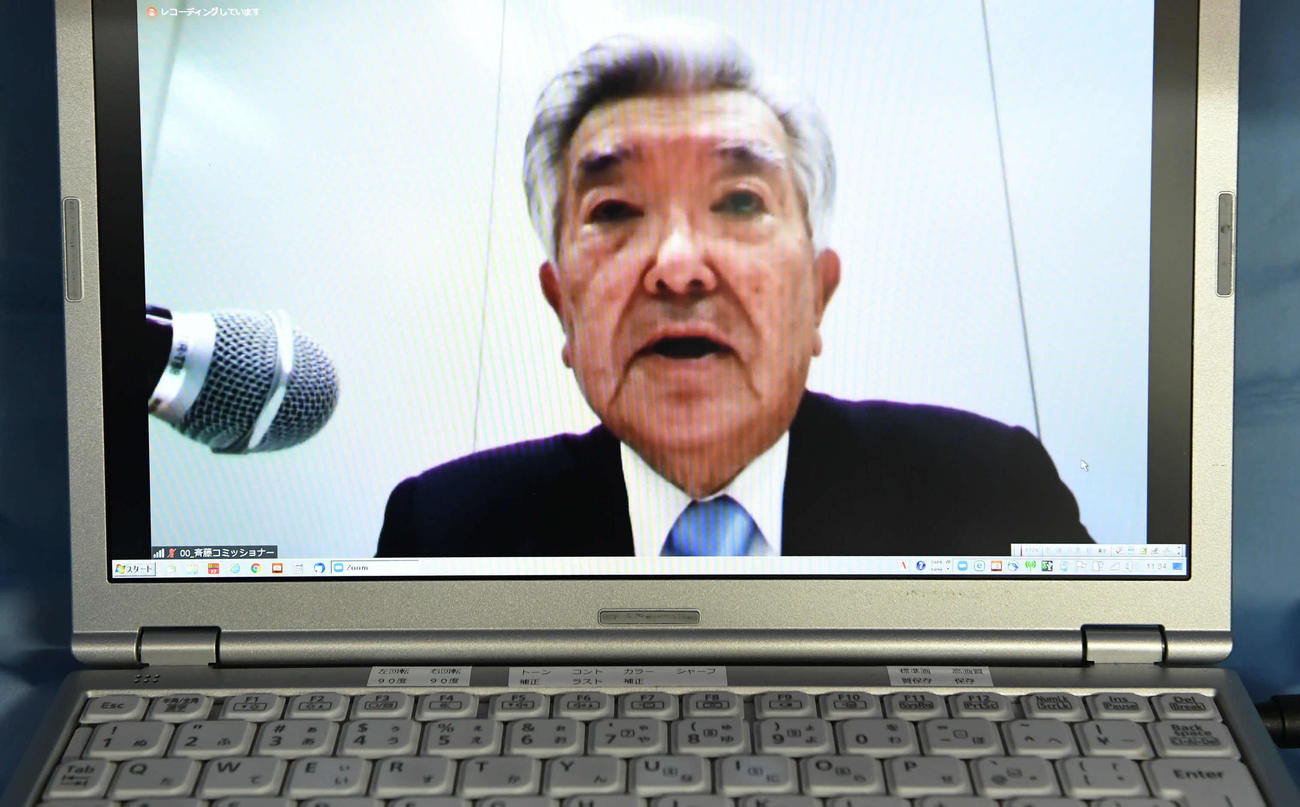 第6回「新型コロナウイルス対策連絡会議」のWeb会議システムを利用した合同記者会見であいさつするNPB斉藤コミッショナー（撮影・山崎安昭）