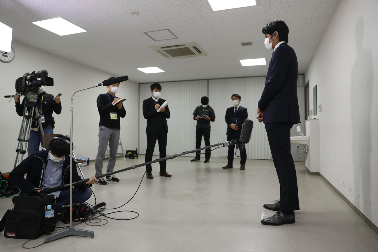 球団施設で記者会見する阪神の藤浪晋太郎（代表撮影）