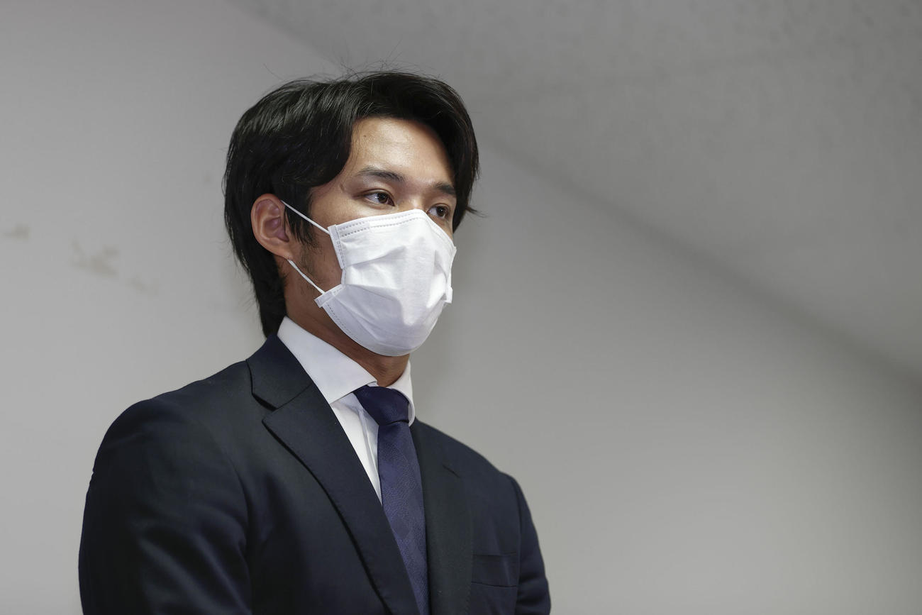 球団施設で記者会見する阪神藤浪（代表撮影）