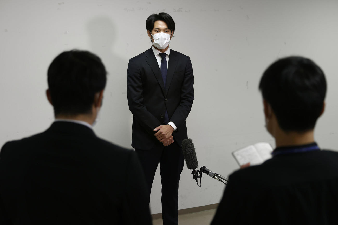 球団施設で記者会見する阪神藤浪（代表撮影）