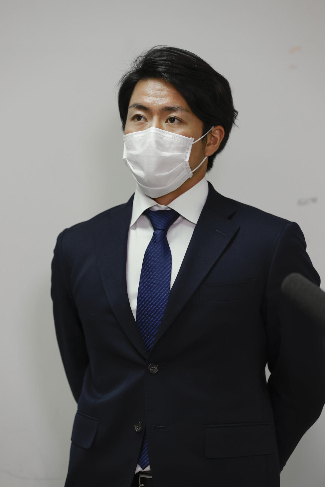 球団施設で記者会見する阪神の長坂拳弥捕手（代表撮影）