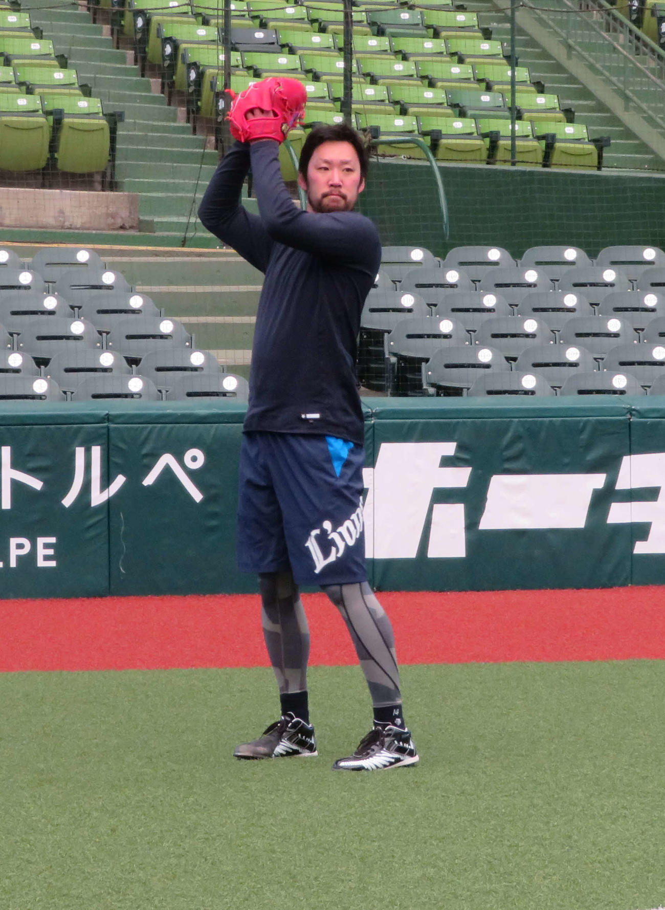 無精ひげ姿でキャッチボールをする西武増田（球団提供）