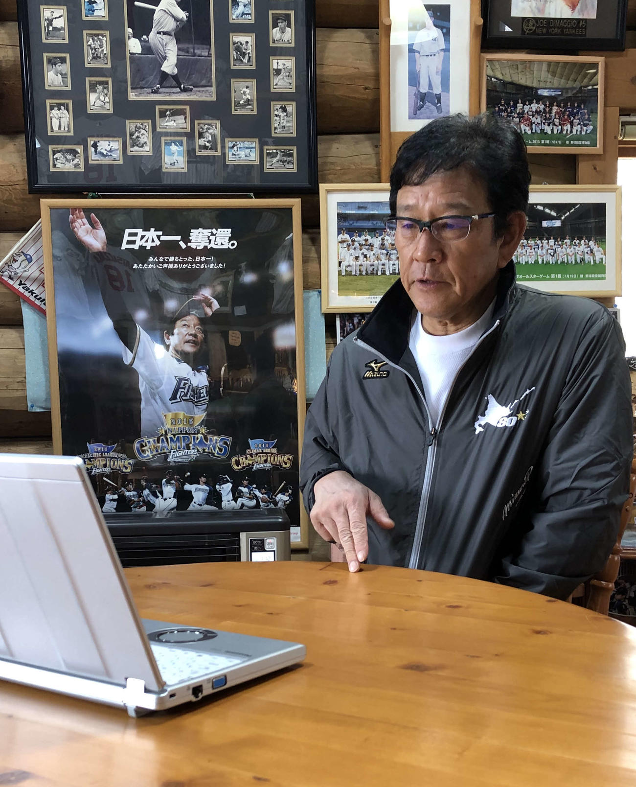 生活拠点を置く北海道・栗山町の「栗の樹ファーム」でオンライン取材を受ける日本ハム栗山監督（球団提供）