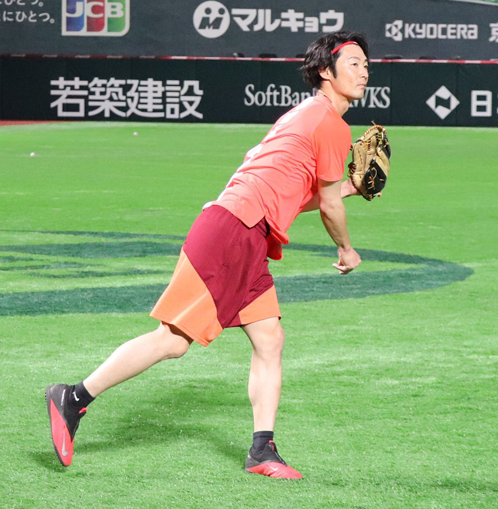キャッチボールで調整する明石健志（球団提供）