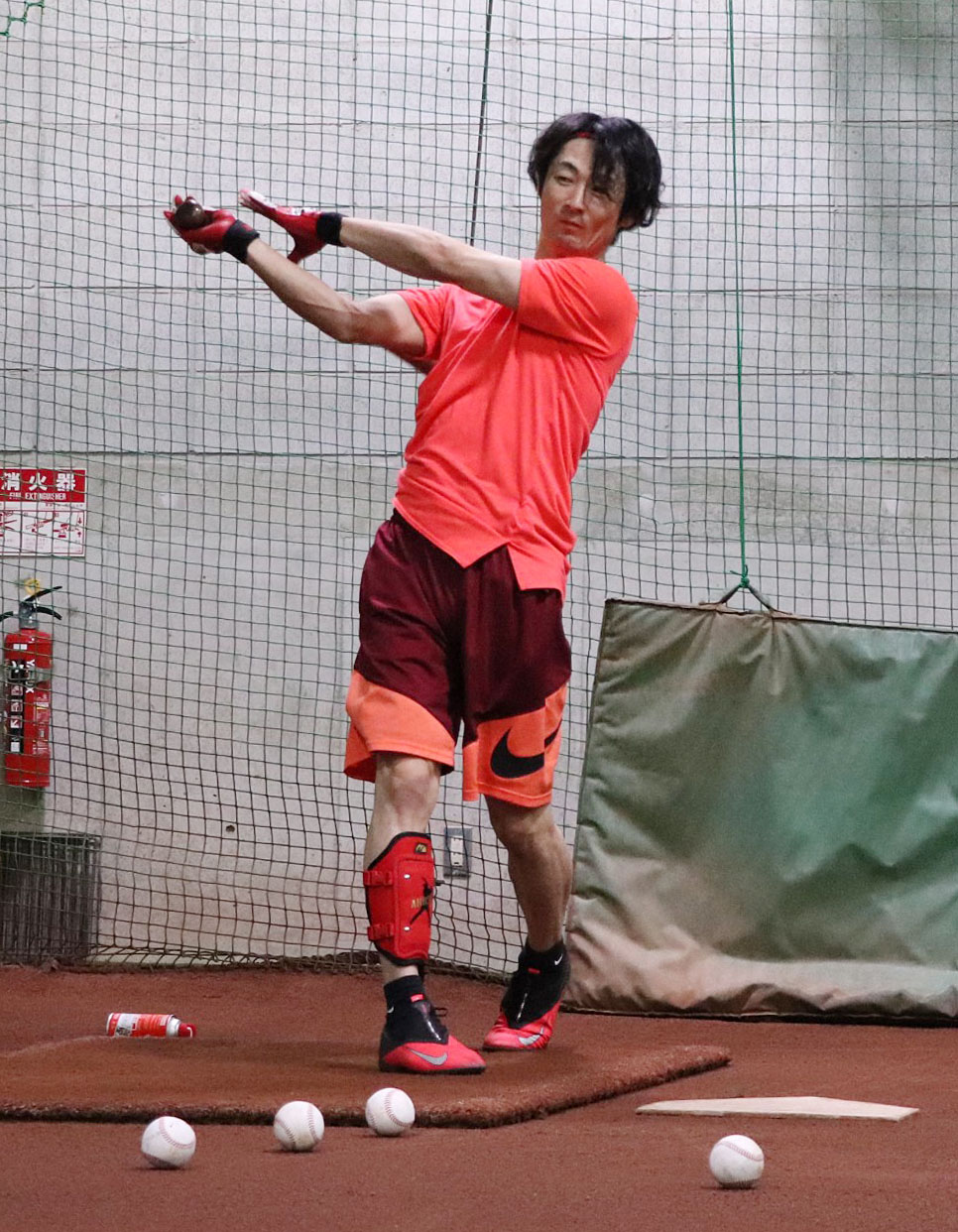 打撃練習で汗を流す明石健志（球団提供）