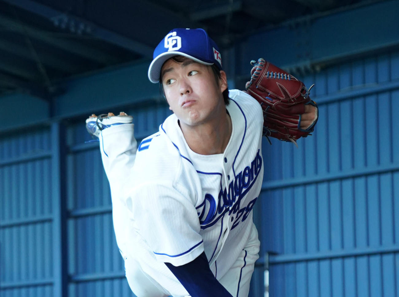 ブルペンで投球練習をする中日梅津（2020年2月3日撮影）