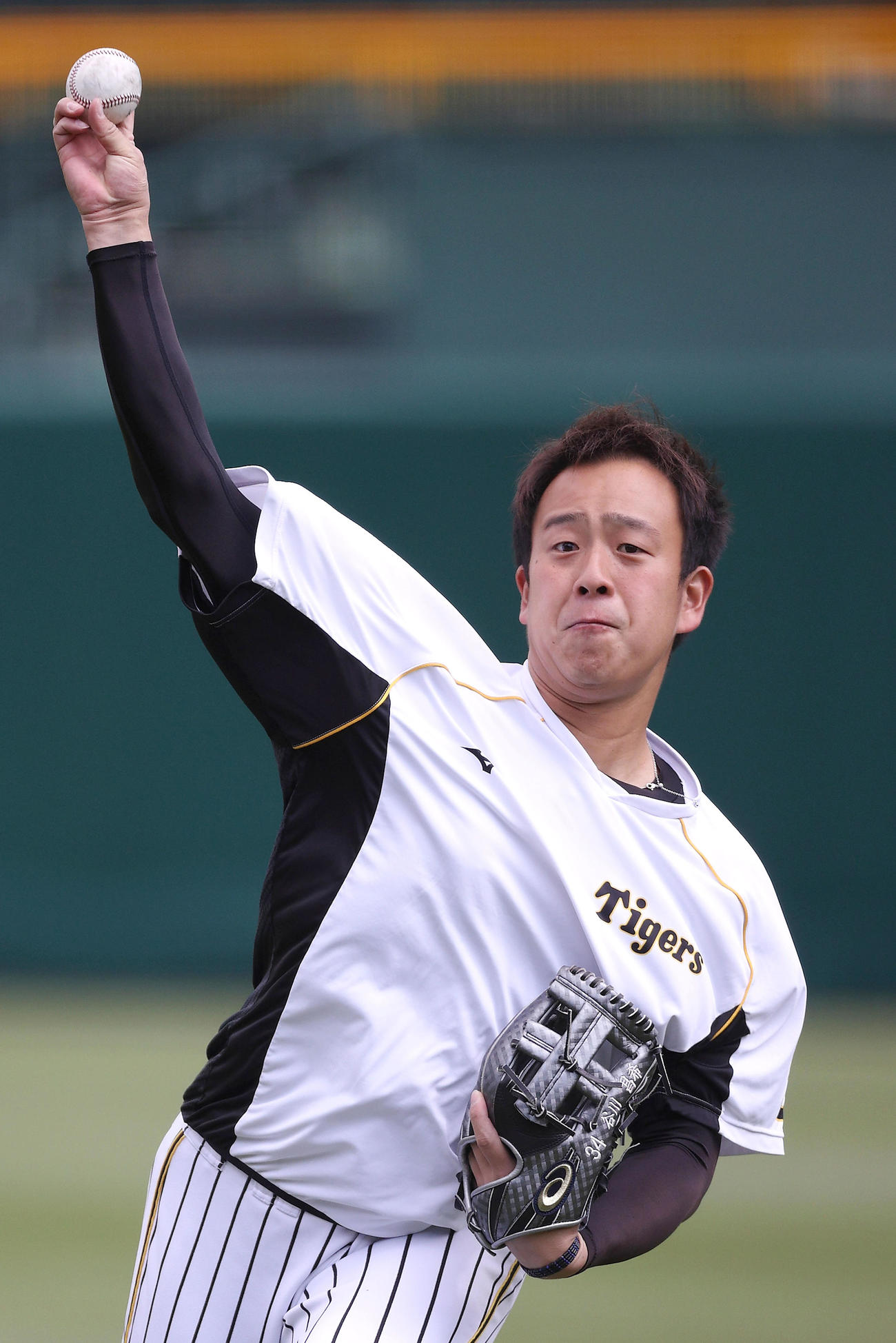自主練習で汗を流す谷川（球団提供）