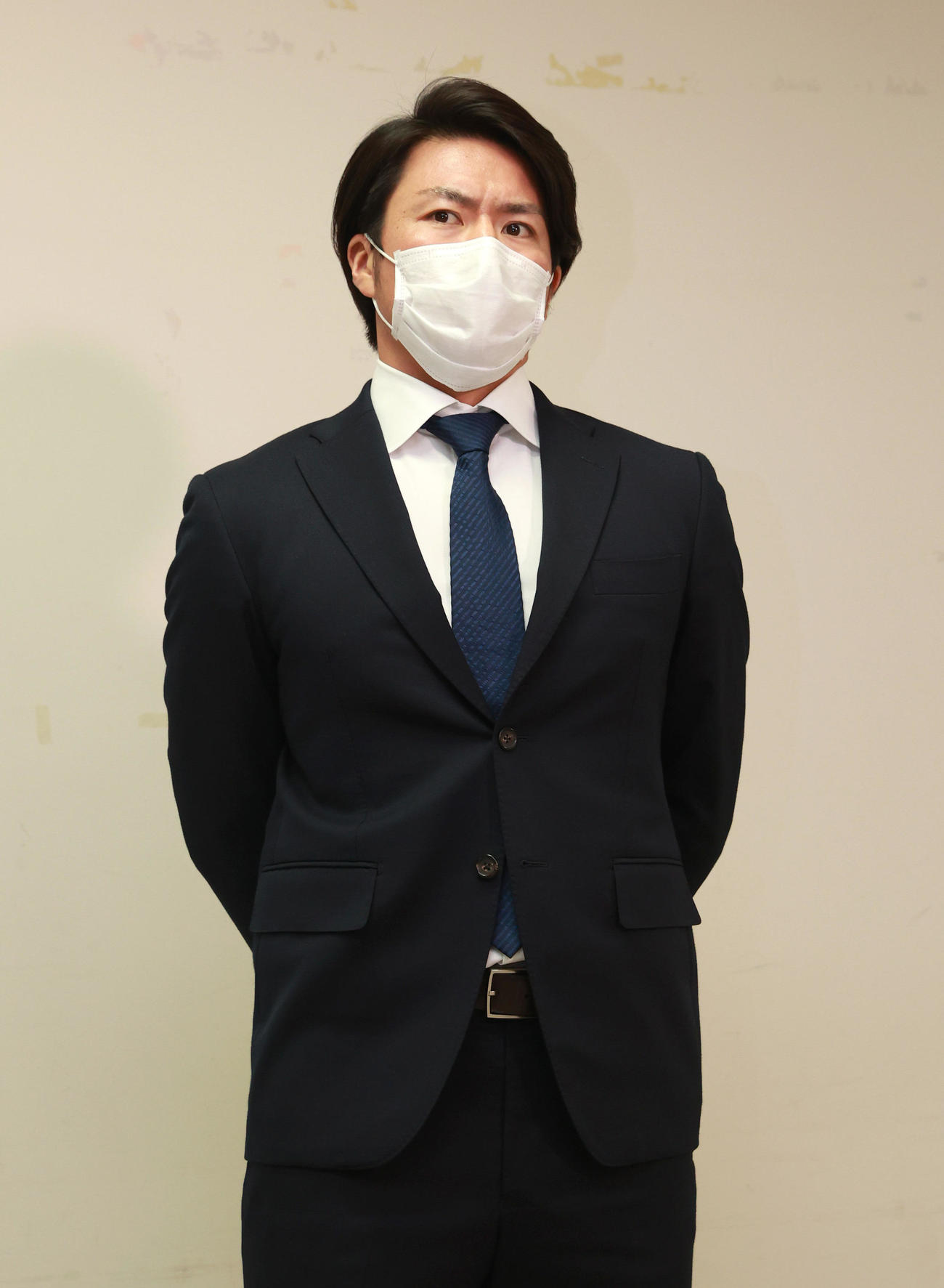 球団施設で記者会見する阪神長坂（代表撮影）