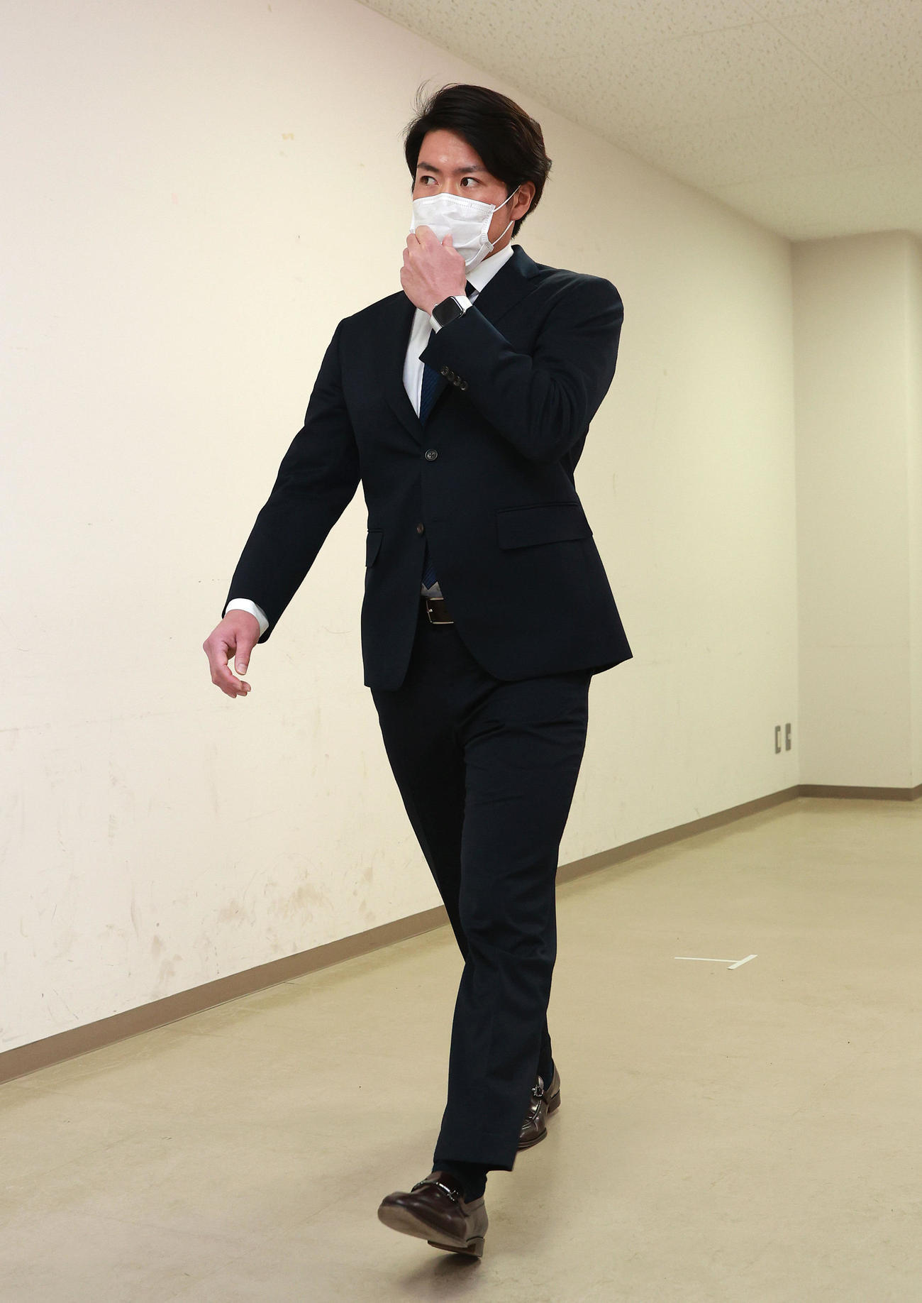 会見に向かう阪神長坂（代表撮影）