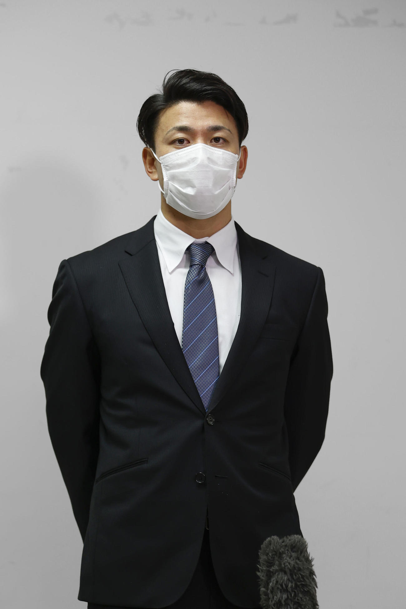 球団施設で記者会見する阪神伊藤隼太（代表撮影）