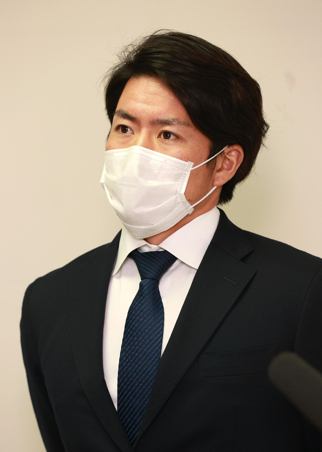 球団施設で記者会見する阪神長坂（代表撮影）