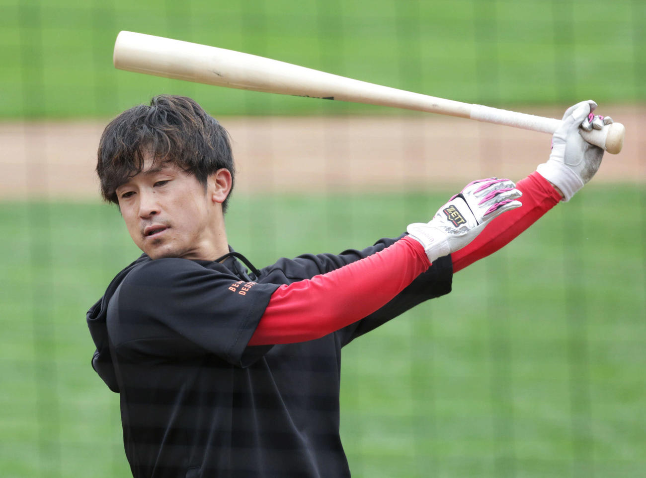 ティー打撃練習する広島上本（撮影・加藤孝規）