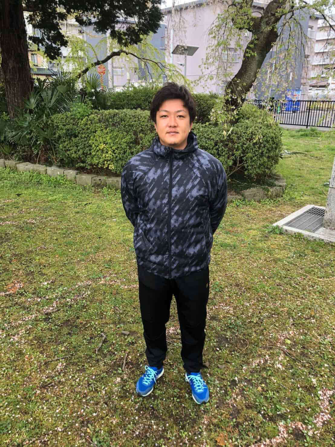 自宅近くの公園でトレーニングする楽天石橋（球団提供）