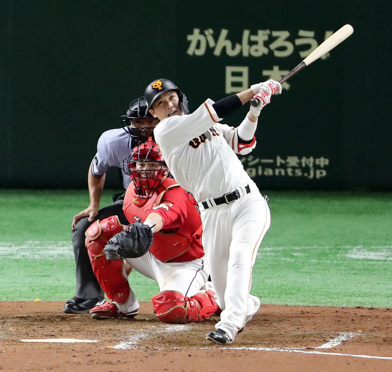 逆転2点本塁打を放つ坂本勇人（2019年8月28日撮影）
