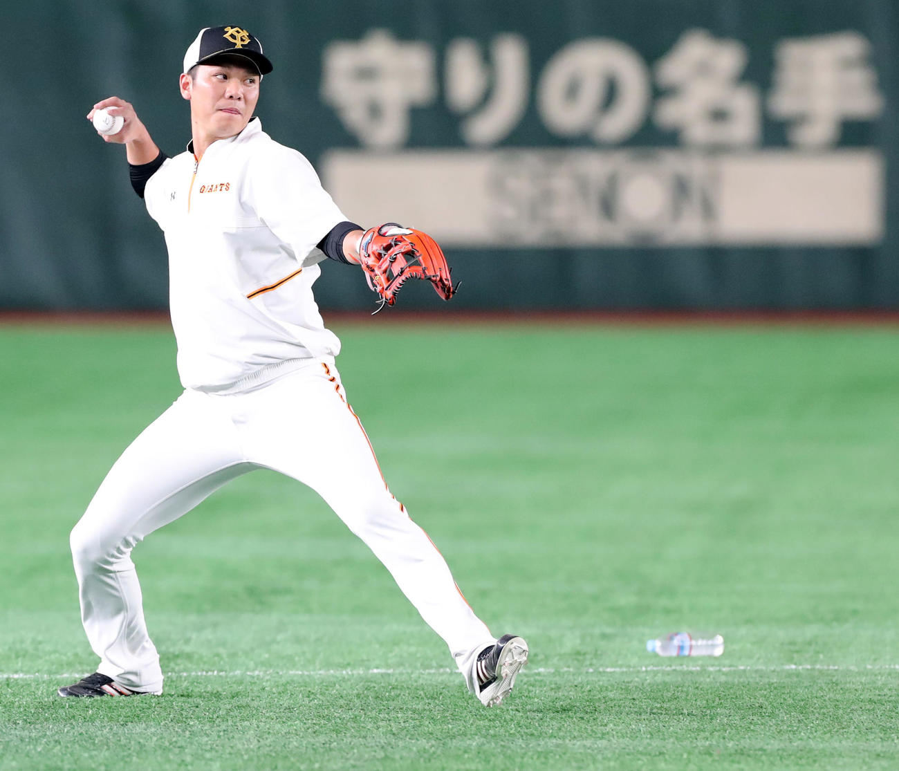 ノックを受ける巨人坂本（2020年2月28日撮影）